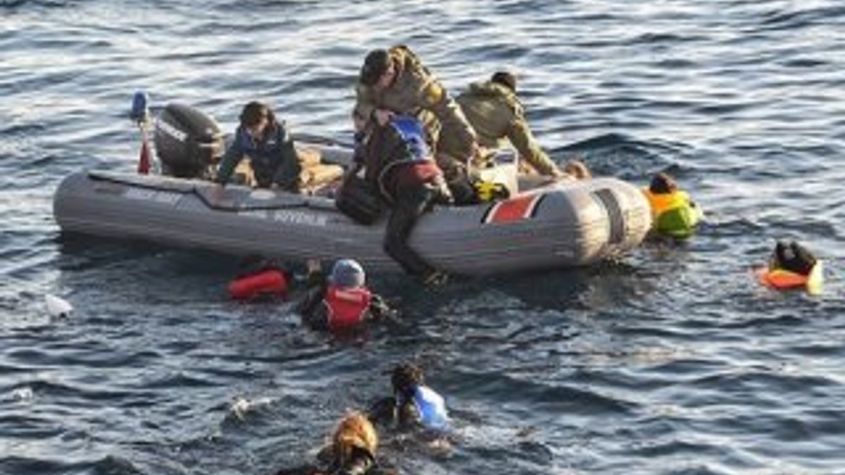 Midilli açıklarında göçmenleri taşıyan bot battı