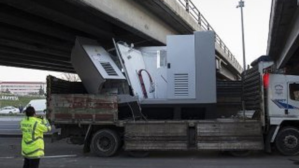 Ankara'da trafo yüklü kamyon köprüye sıkıştı