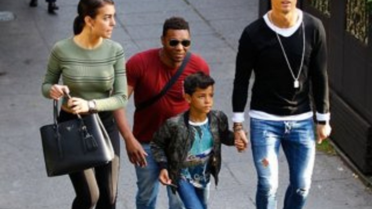 Cristiano Ronaldo sevgilisiyle alışverişe çıktı