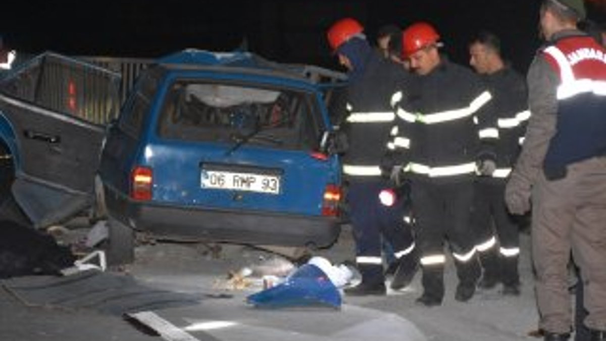 Kırıkkale'de otomobil bariyerlere çarptı: 3 ölü 1 yaralı