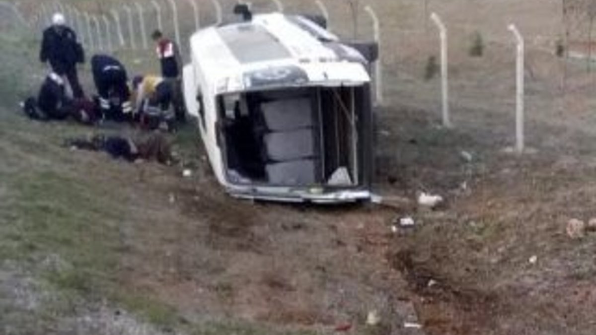 Konya'da minibüs şarampole devrildi: 19 yaralı