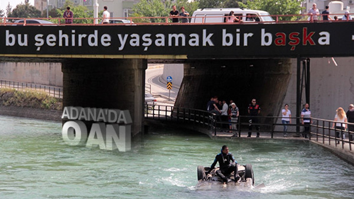 Adana'da otomobil su kanalına düştü
