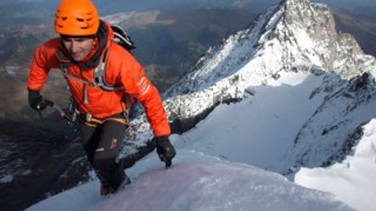 Everest’te rekor deneyen İsviçreli dağcı öldü