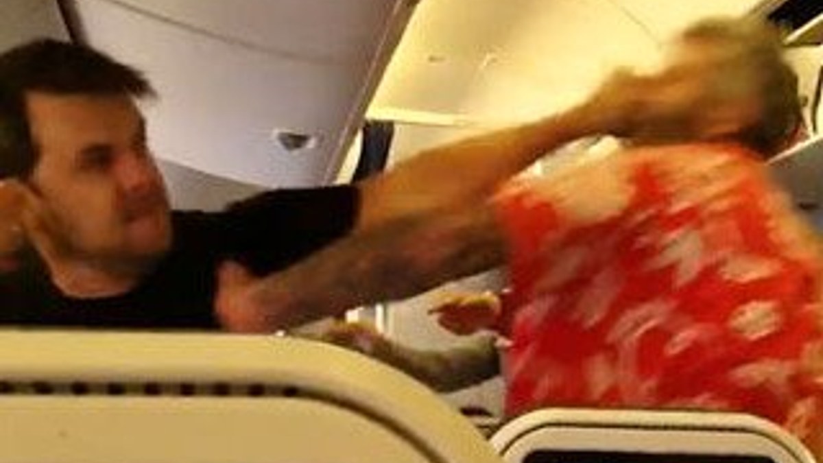 Tokyo-Los Angeles uçağında yumruk yumruğa kavga İZLE