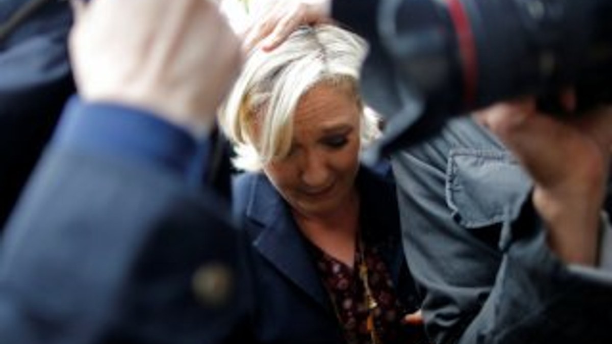 Protestocular Le Pen'e yumurta attı