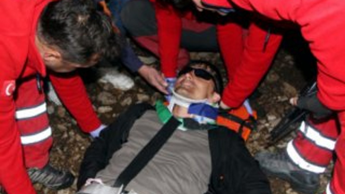 Paraşütle ormanlık alana düşen Rus turist kurtarıldı