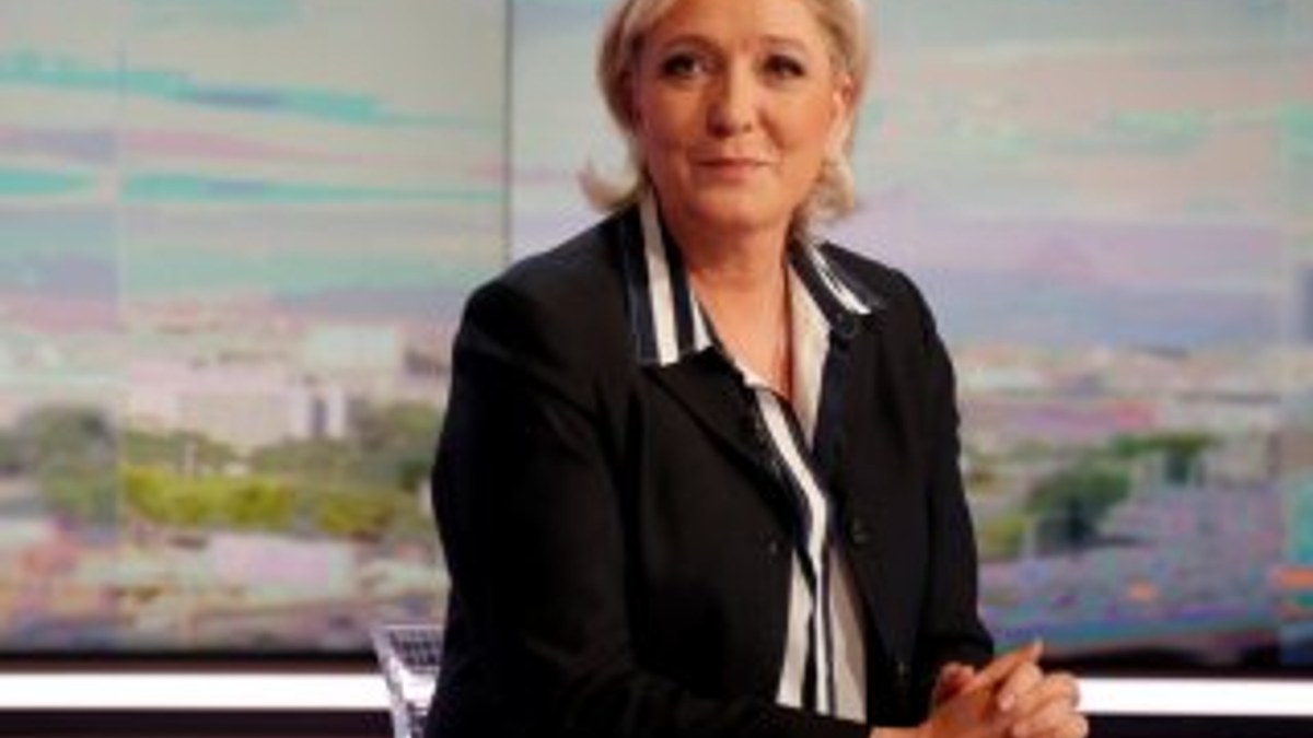 Le Pen seçim yenilgisinin ardından dans etti