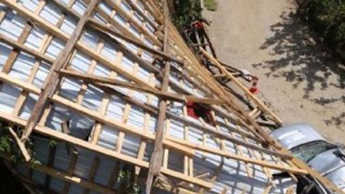 Rize'de şiddetli rüzgarda 40 evin çatısı uçtu