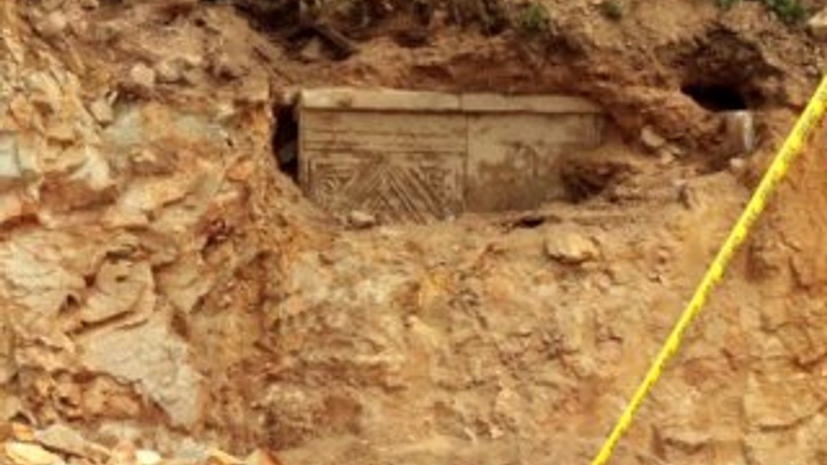 Tuzla'da yol çalışması sırasında tarihi mezar bulundu