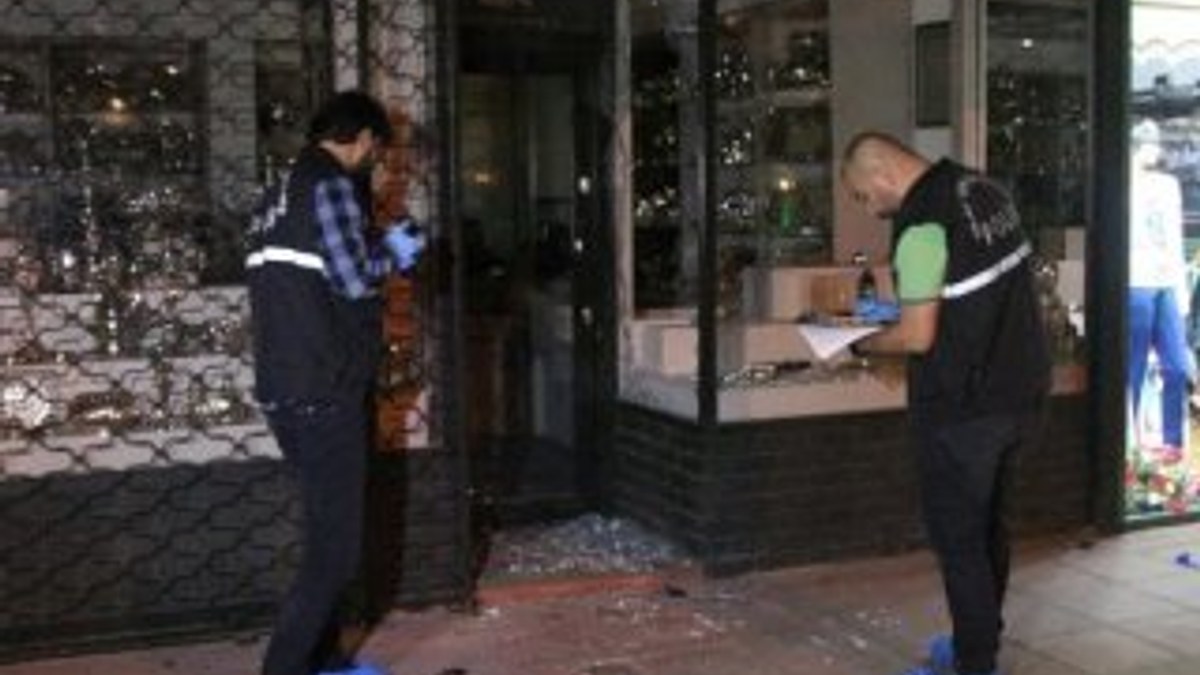 Beşiktaş'ta yüzleri maskeli 5 kişi kuyumcu dükkanı soydu