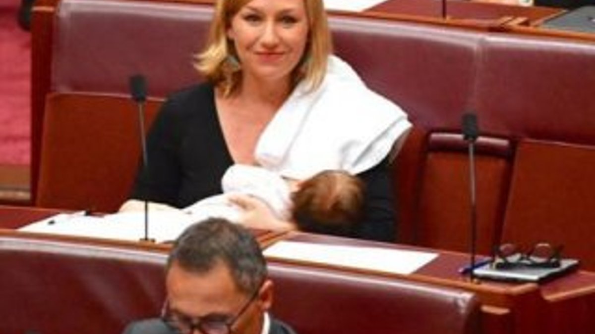 Avustralya meclisinde ilk kez bir politikacı bebeğini emzirdi