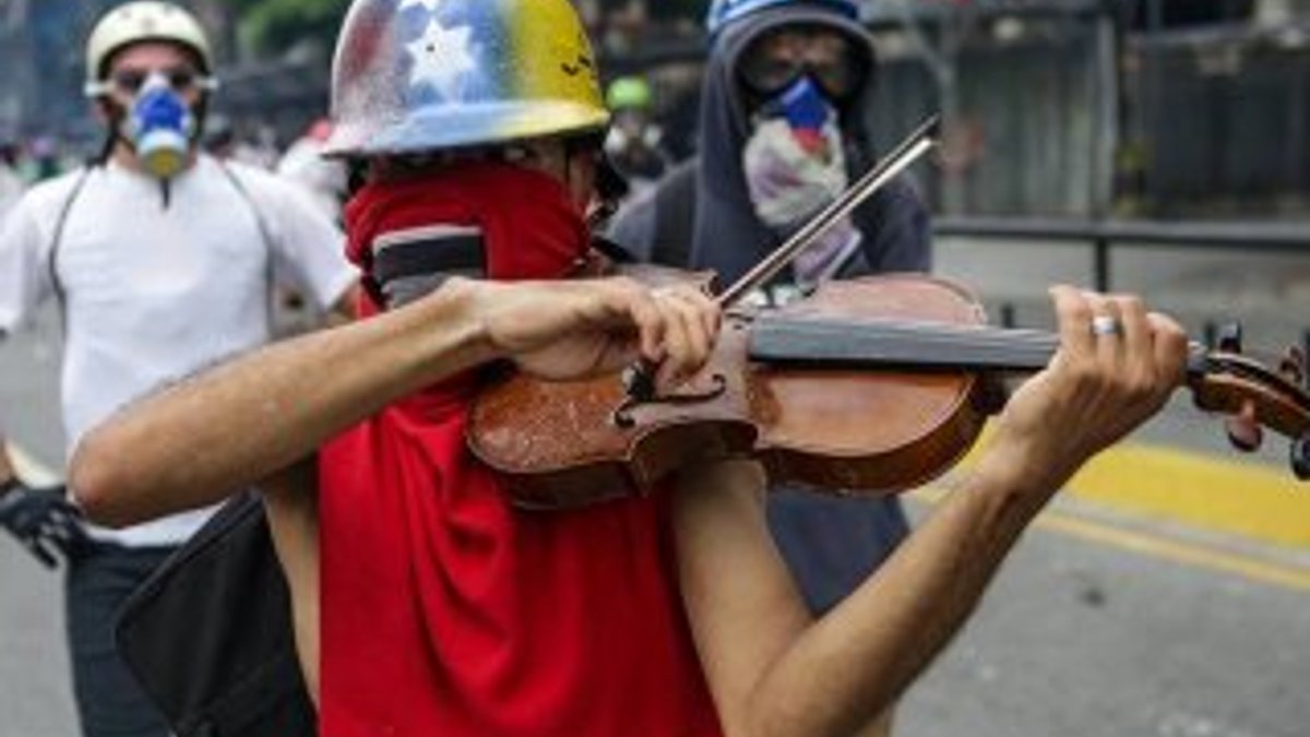 Venezuela'da keman çalan protestocu
