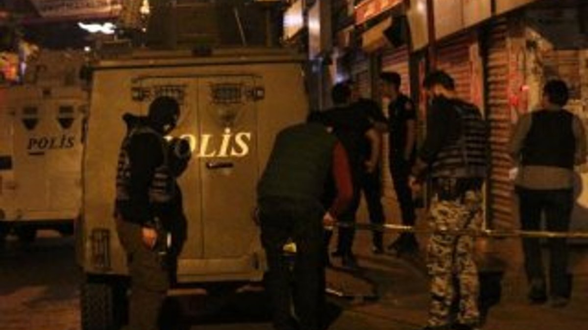 Beyoğlu'nda zırhlı polis aracına ateş açıldı