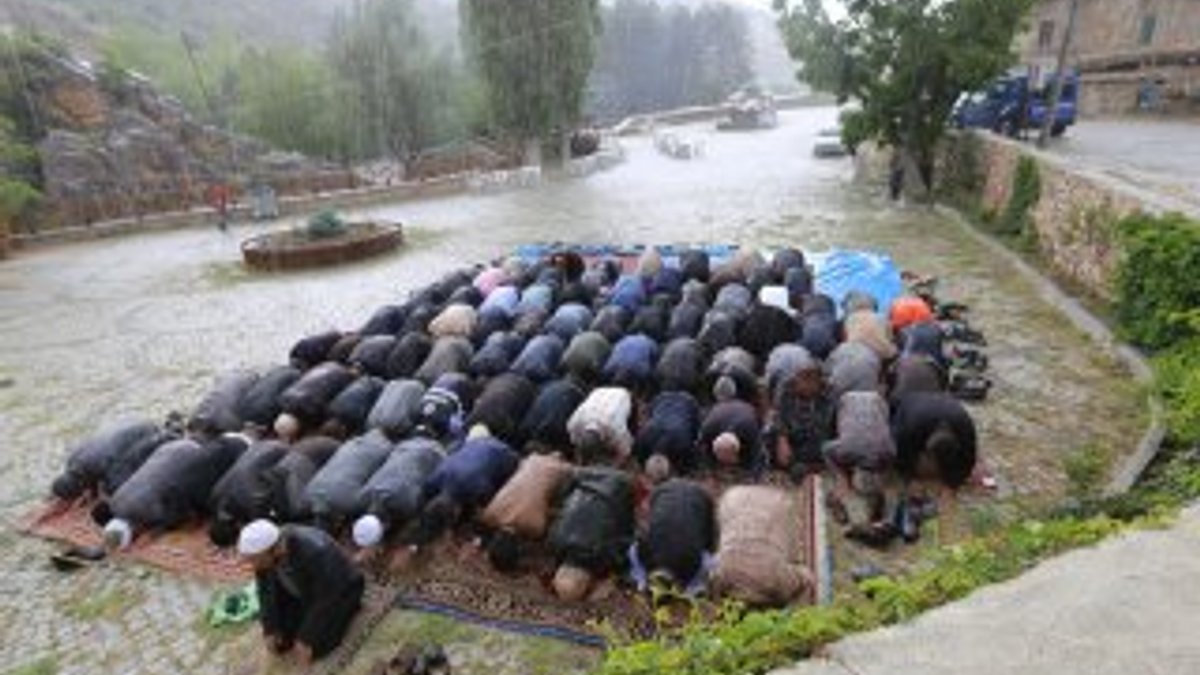 Konya'da yağmur duası sırasında yağmur yağdı