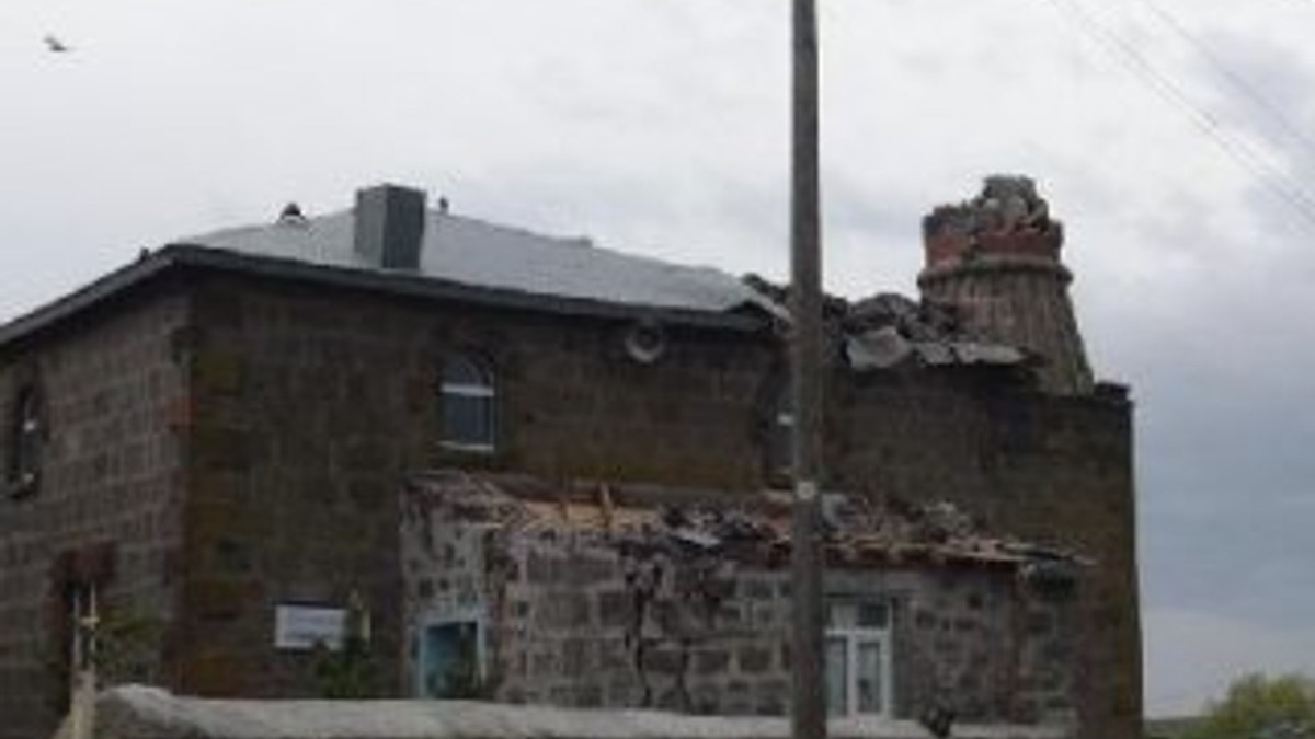 Şiddetli fırtına Kars'ta minare yıktı
