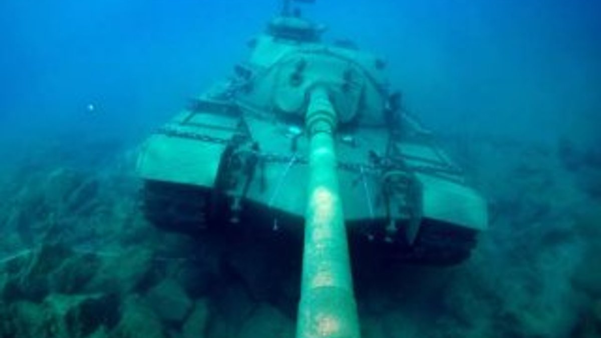 Antalya'da turistler için 45 tonluk tank batırıldı