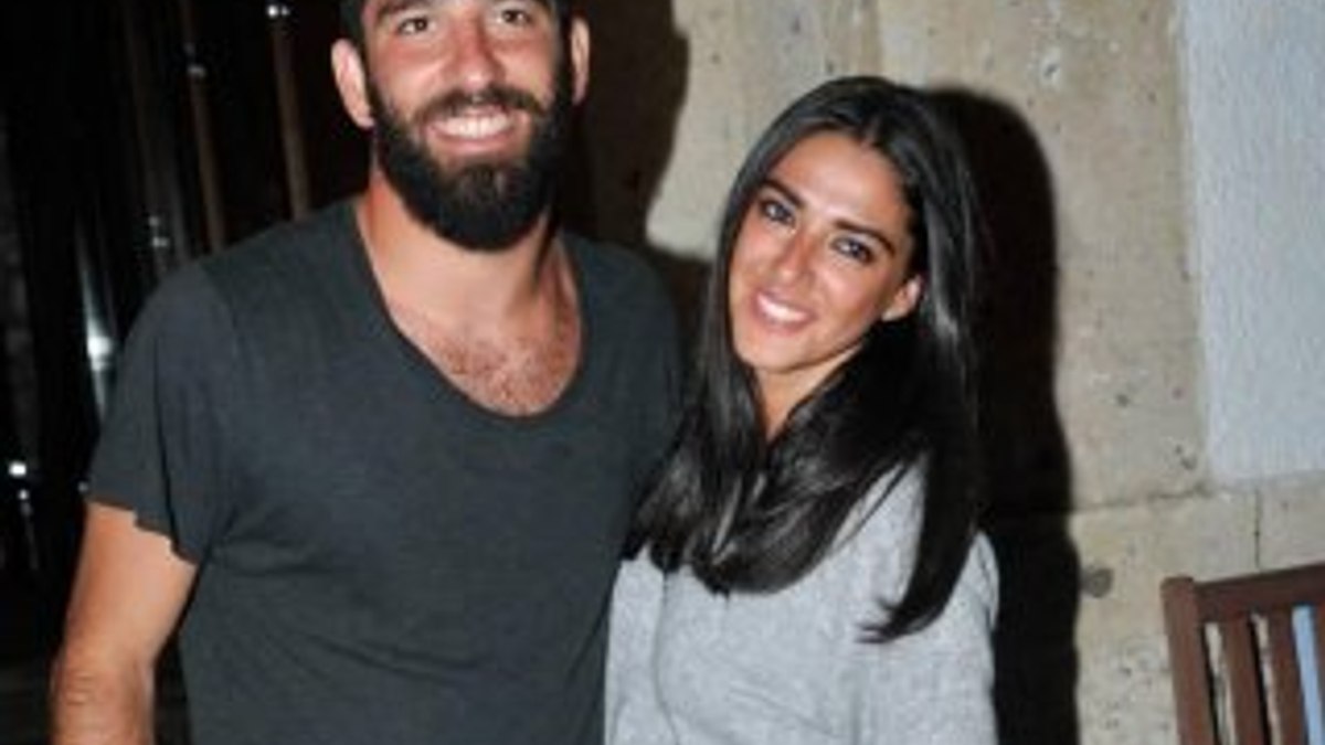 Arda Turan eski sevgilisine geri döndü