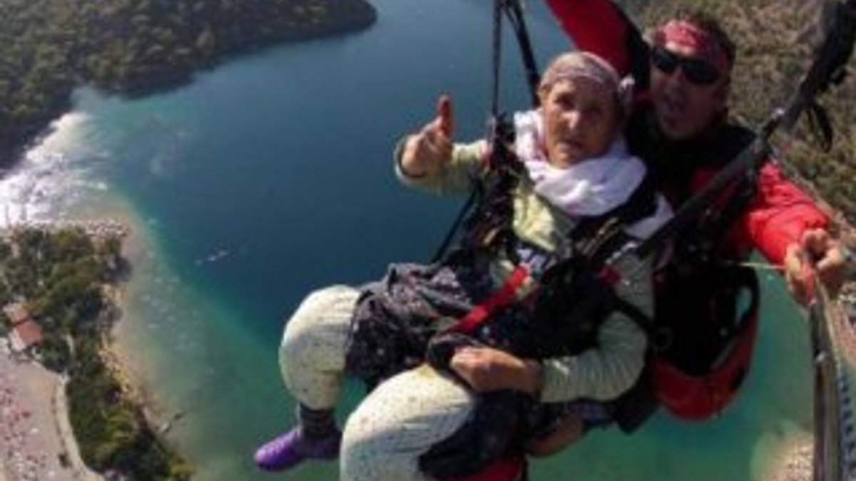 87 yaşındaki Halime Akcan'ın yamaç paraşütü keyfi