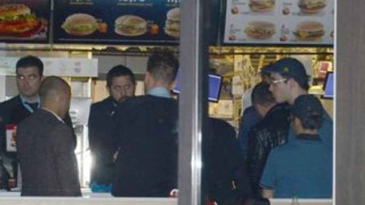 Kadıköy'de fast food restoranında silahlı soygun