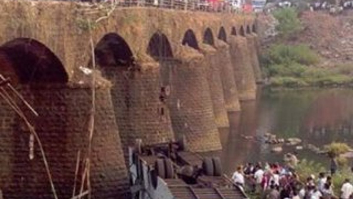 Hindistan'da otobüs nehre düştü: 15 ölü, 7 yaralı