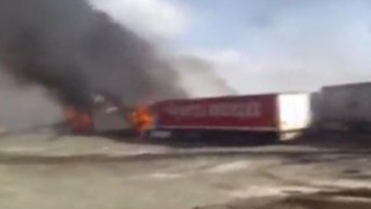 Van'da teröristler yol kesip araçları yaktı
