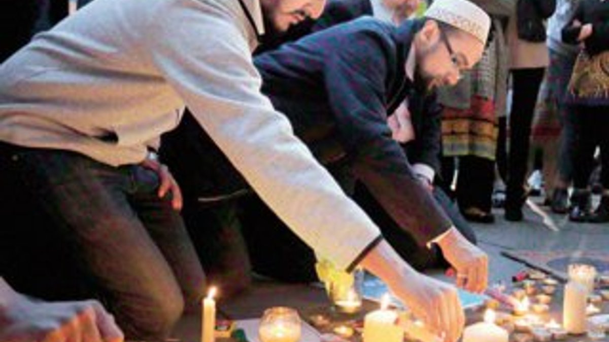 Müslümanlar Manchester'da ölenler için dua etti
