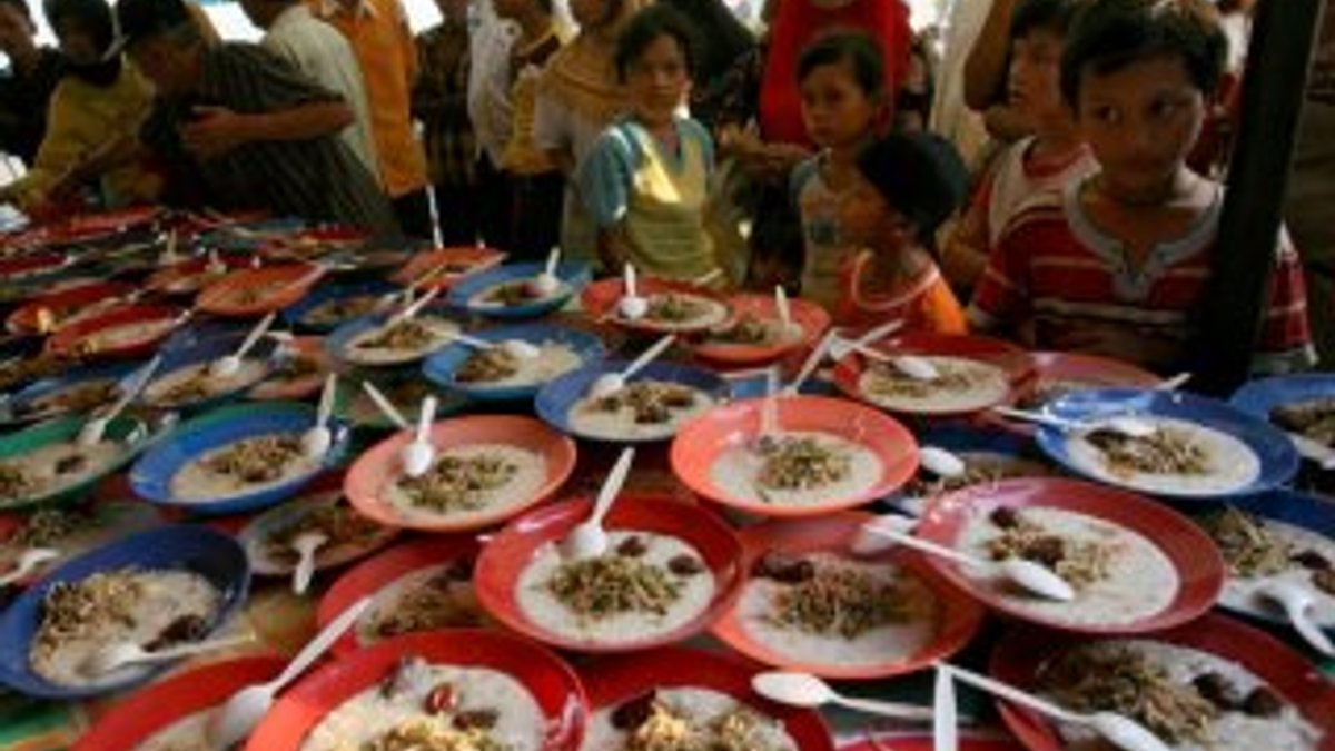 Endonezya’da ilk iftar yapıldı