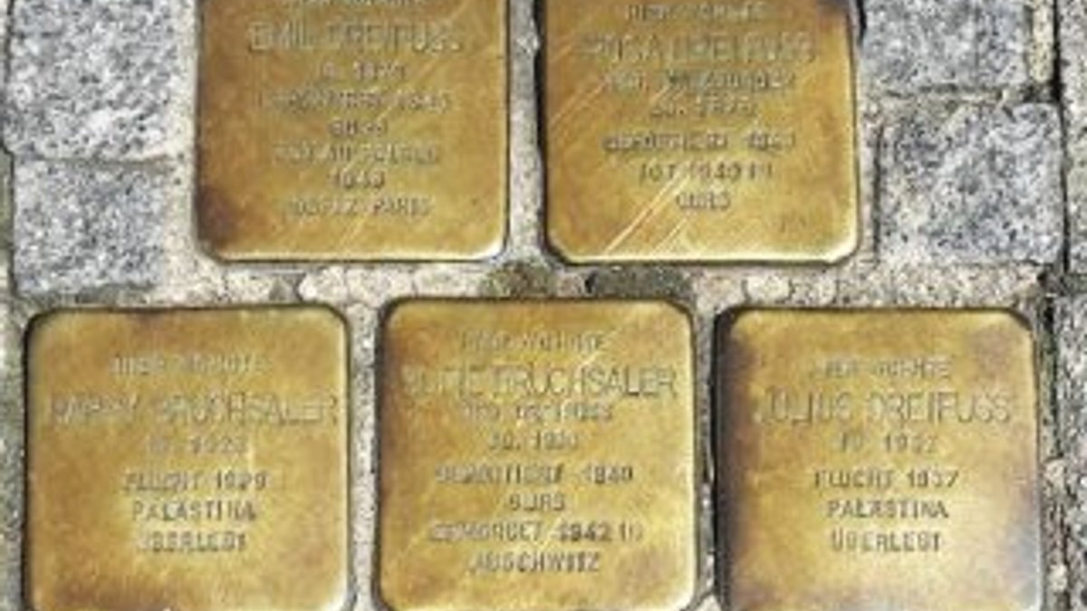 Almanya’da Yahudi soykırımını anma taşlarını çaldılar