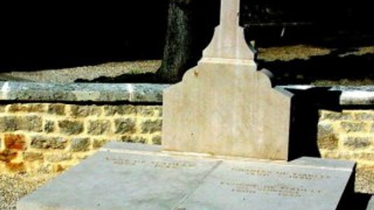 Fransa'da De Gaulle'ün mezarına saldırı