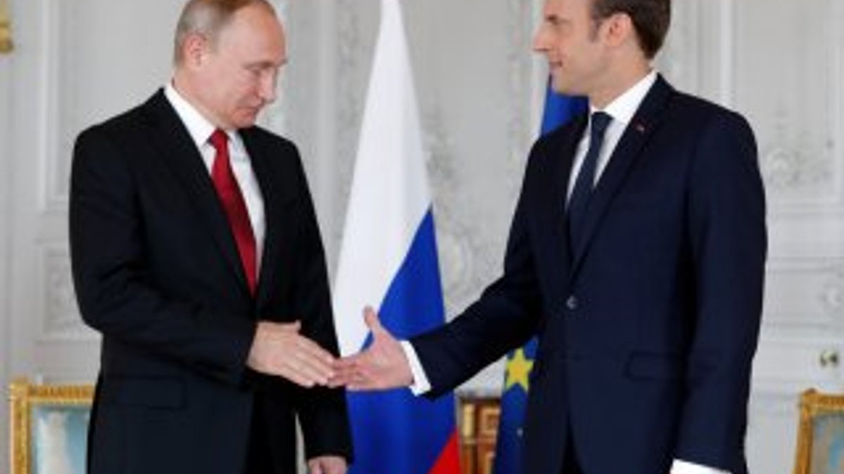 Putin ve Macron bir araya geldi