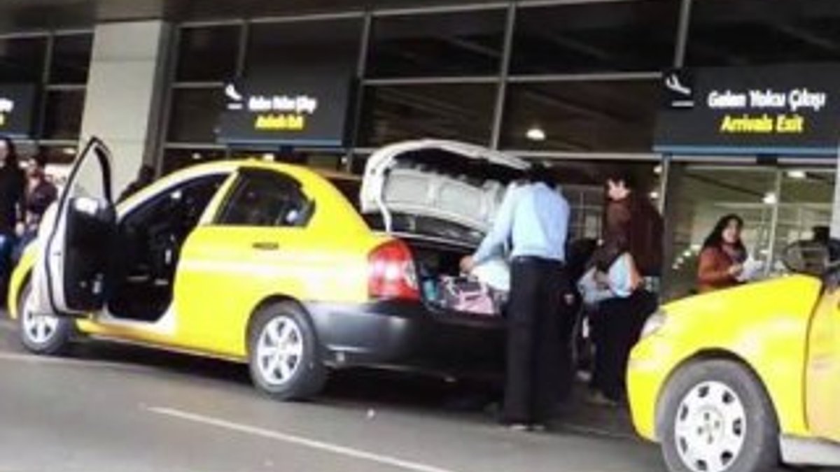 Taksilerin havalimanlarından yolcu alma kararında kargaşa