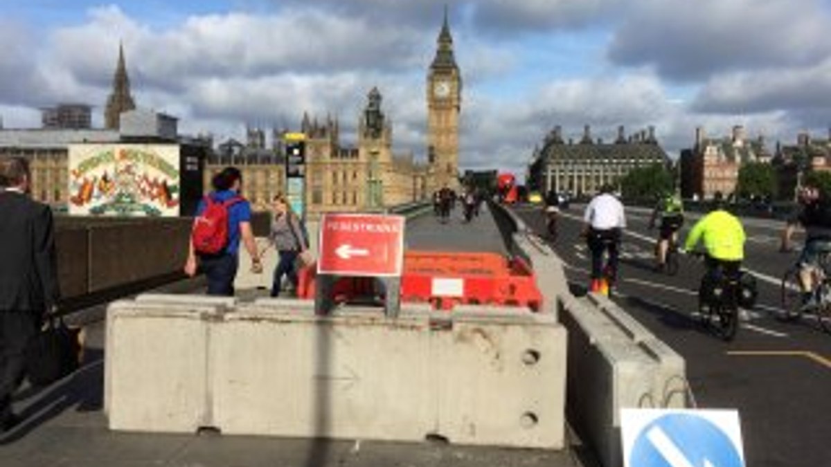 Londra Köprüsü'nde barikat kuruldu