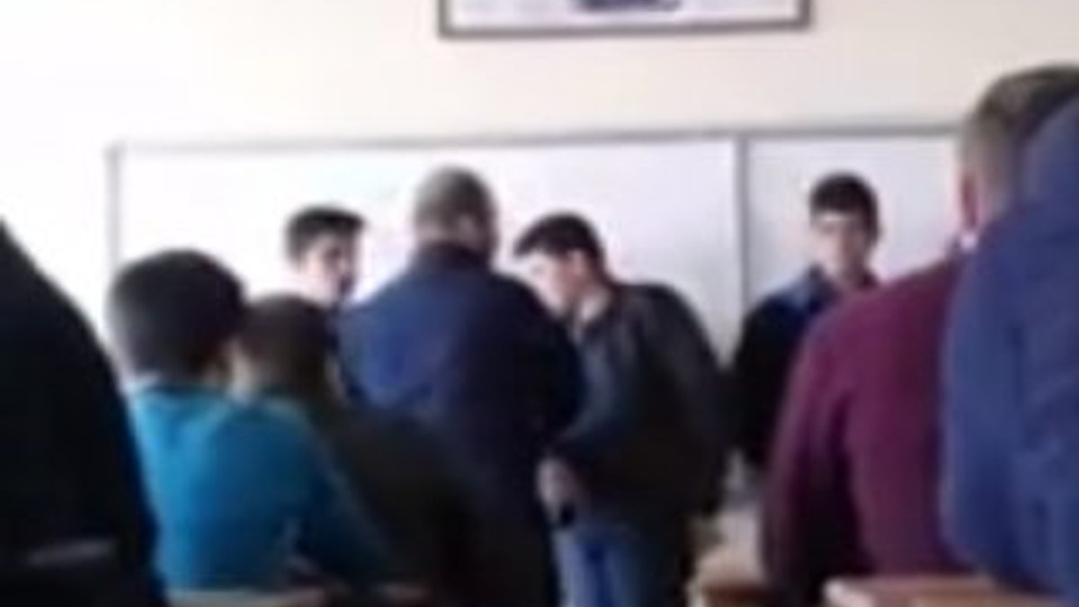 Sivas'ta öğrencilere sıra dayağı atan öğretmen kamerada