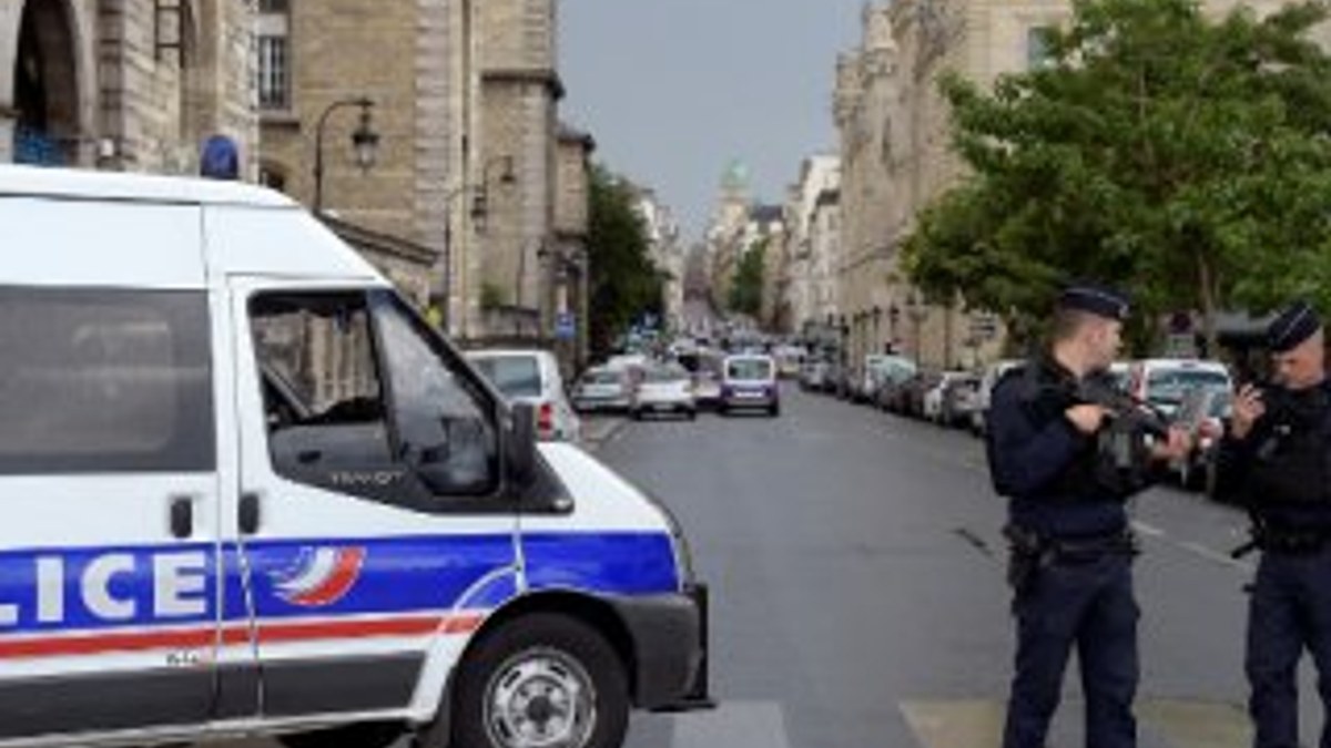 Paris'te polislere keserli saldırı