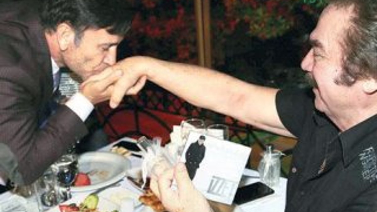 İzzet Yıldızhan Orhan Gencebay'ın elini öptü