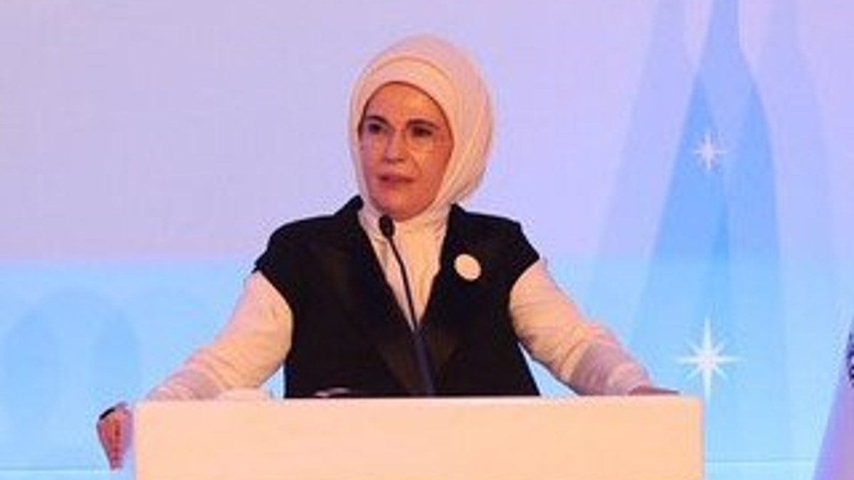Emine Erdoğan: Yeni nesil elinde bayrakla ölümü öldürdü