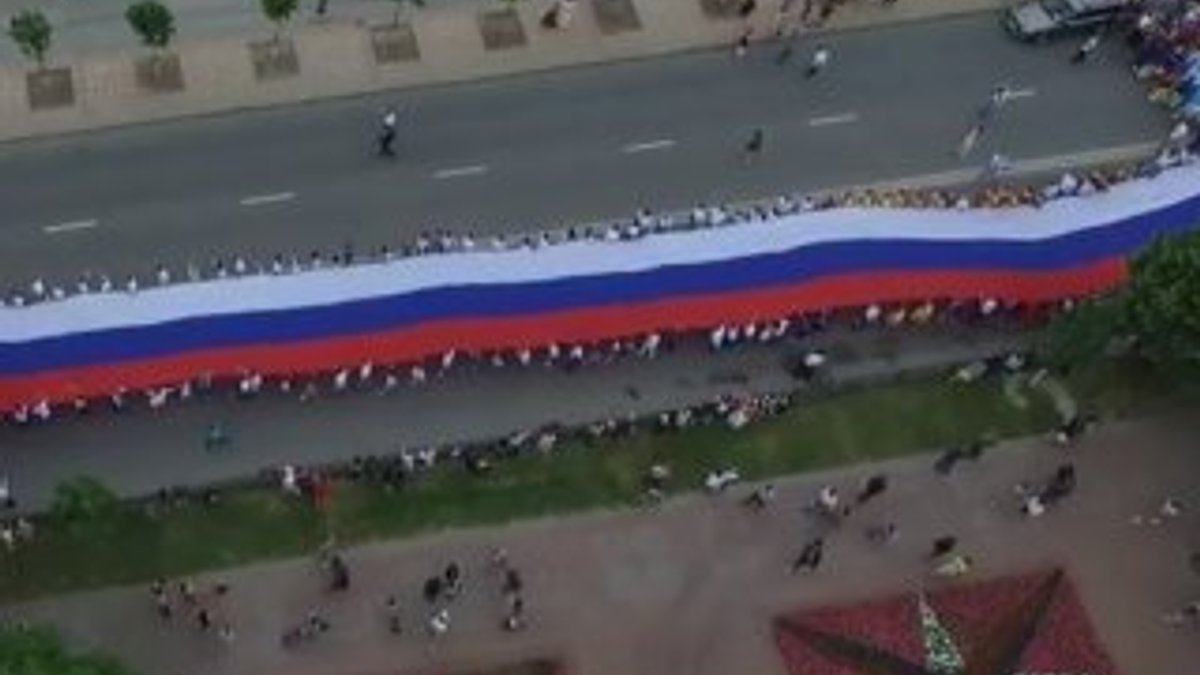 300 metrelik Rus bayrağıyla yürüdüler - İZLE