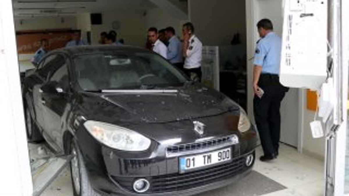 Adana'da otomobil bankaya girdi