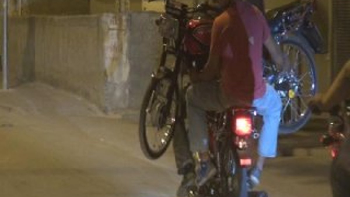 Adana'da arızalı motosikleti, motosiklet ile taşıdılar