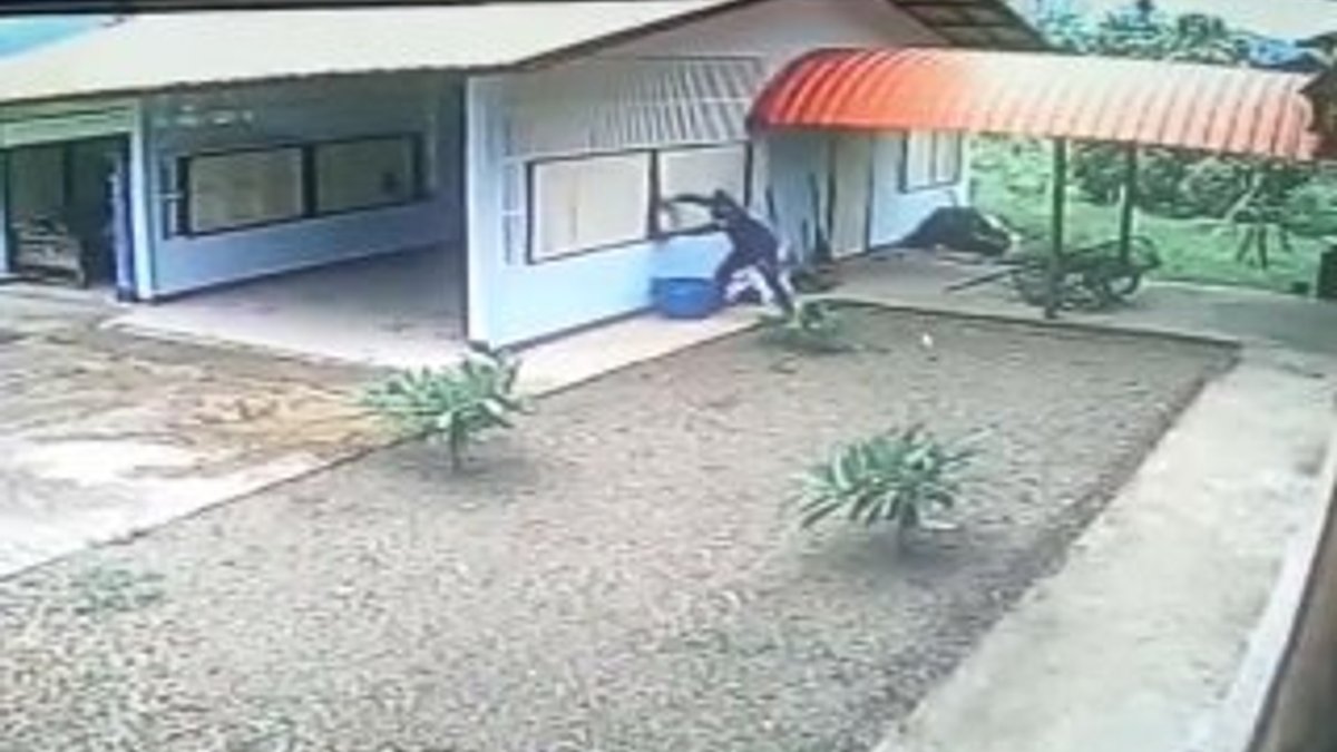 Hırsız kapısı açık garaja camdan girdi