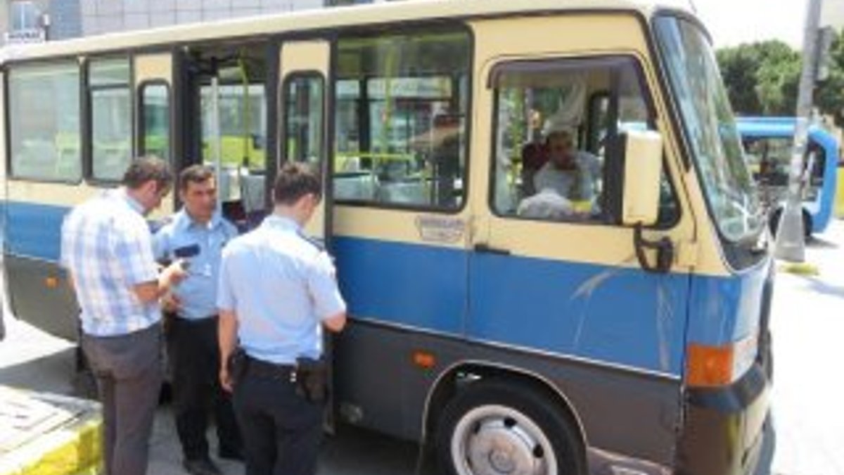 Sürücü bayılınca minibüsü yolcular durdurdu