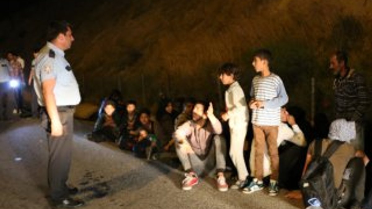 İzmir'de kamyonetten 47 kaçak göçmen çıktı