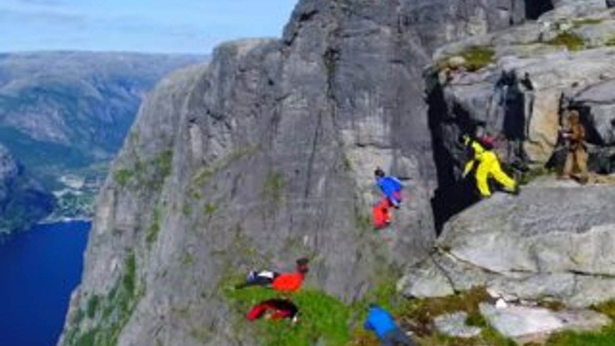 Norveç'in Kjerag uçurumunda nefes kesen yamaç paraşütü