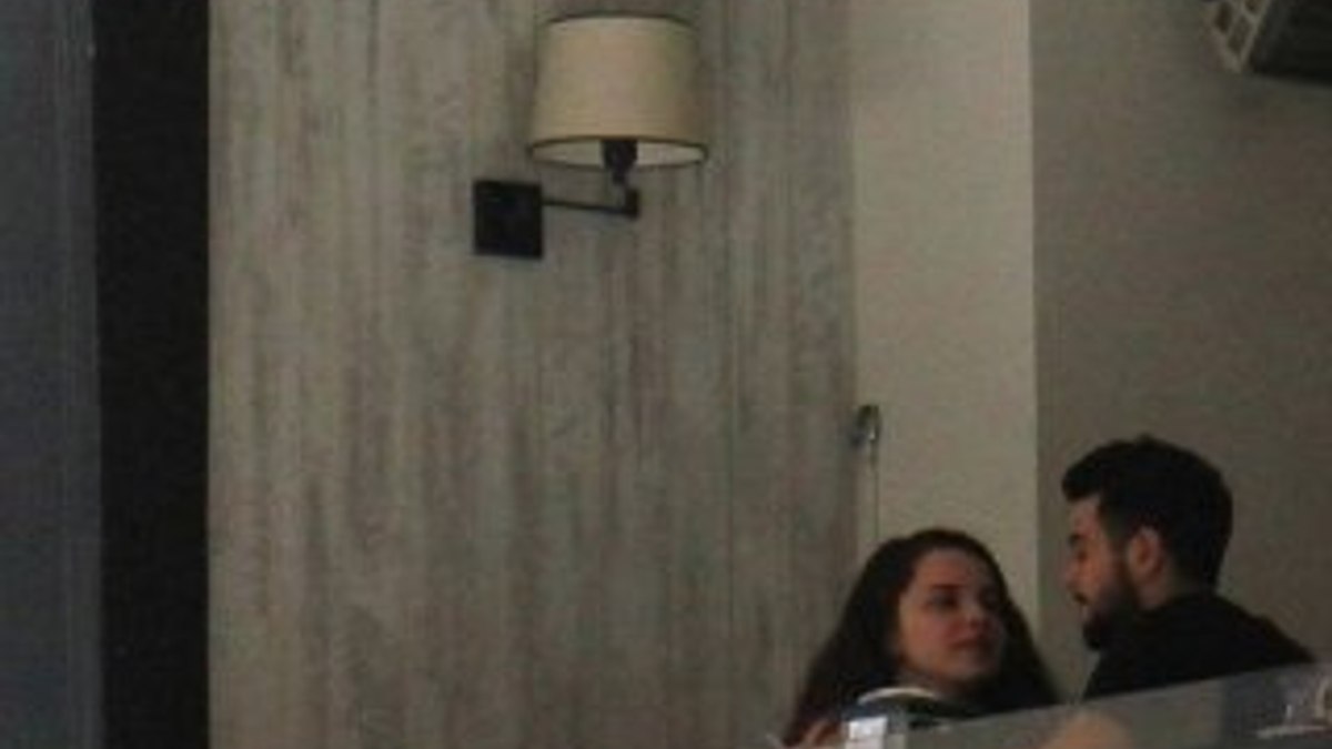 Muhabirleri gören Rüzgar Erkoçlar masanın altına girdi