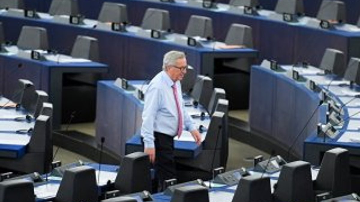 Juncker Avrupa Parlamentosu'na sinirlendi