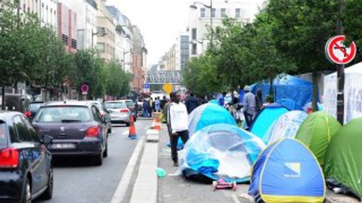 Paris caddelerinde mülteci çadırları