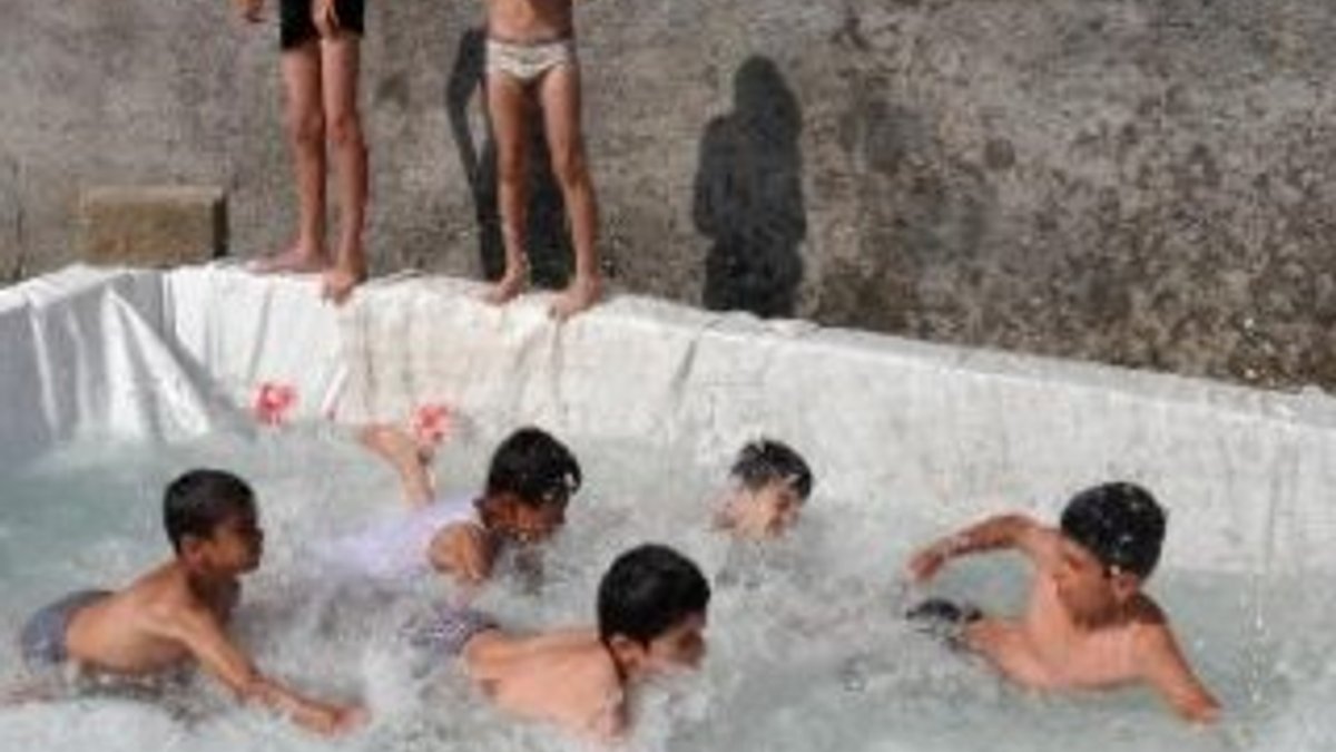 Yüksekovalı çocuklar kendi havuzlarını kendileri yaptı