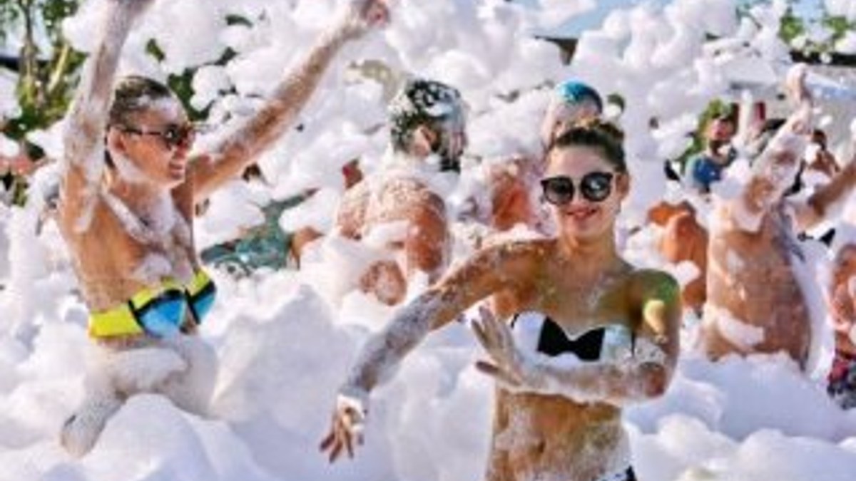 Antalya'da tatilciler köpük partisiyle serinledi