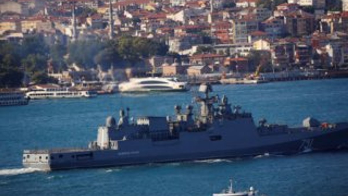 Rus donanması İstanbul Boğazı'ndan geçti