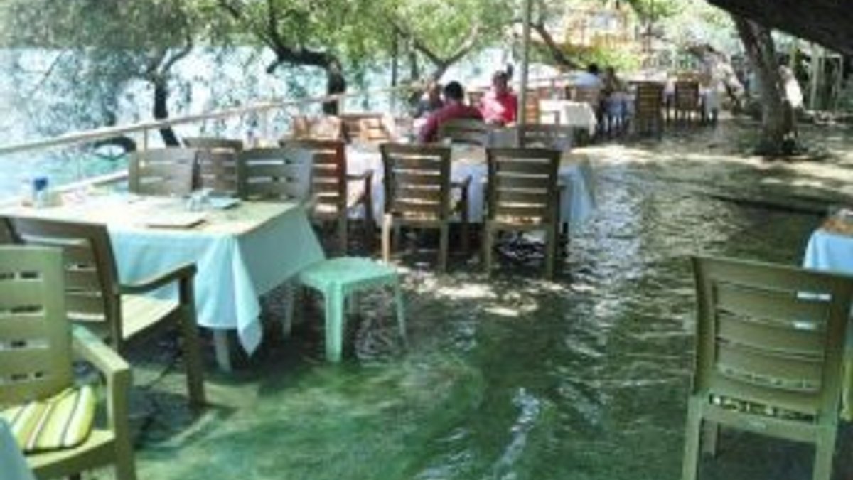 Antalya'da susuzluğun konuşulduğu toplantıyı su bastı